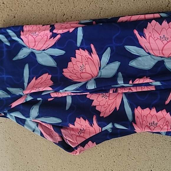 Tall and Curvy LuLaRoe blue, pink Floral Pattern Leggings. - Picture 3 of 4